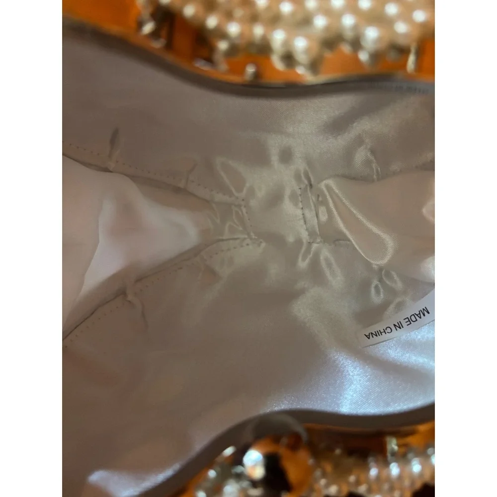 Francesca's accessories White Heart Pearl Purse
